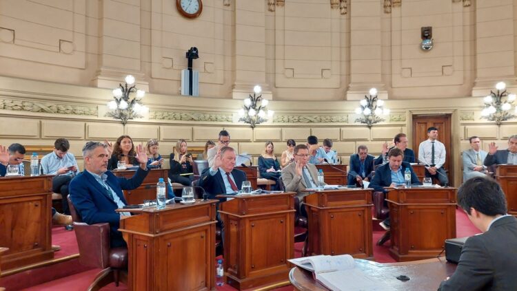 ANUNCIO DE DI GREGORIO: ESCUELAS INCORPORADAS ÚNICAS EN SU LOCALIDAD PAGARÁN LA MITAD DE LA FACTURA DE LUZ