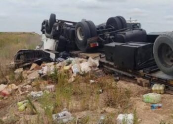 PERGAMINO: VOLCÓ UN CAMIÓN, MURIÓ EL CHOFER Y VECINOS SAQUEARON EL CARGAMENTO MIENTRAS TRASLADABAN EL CUERPO