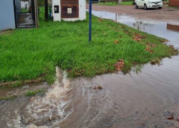 Una familia evacuada y zonas anegadas en Arenales