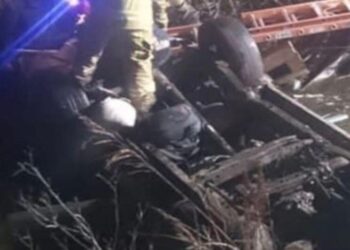 VIAJABAN  A ROSARIO Y VOLCARON EN RUTA 33: MURIERON UNA MUJER Y SU HIJA