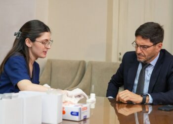 Santa Fe puso en marcha los narcotest a las fuerzas de seguridad y Pullaro se realizó el primero