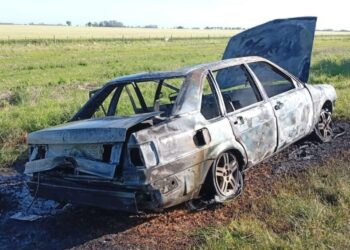 *INCENDIO DE AUTOMOVIL Ruta 50. Inmediaciones a Estación Arenales