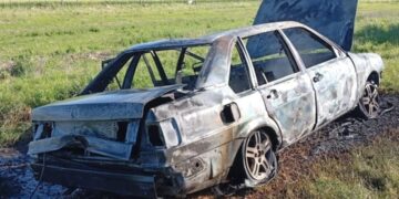 *INCENDIO DE AUTOMOVIL Ruta 50. Inmediaciones a Estación Arenales *INCENDIO DE AUTOMOVIL Ruta 50. Inmediaciones a Estación Arenales