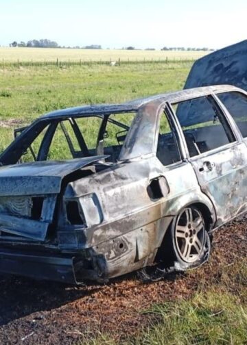 *INCENDIO DE AUTOMOVIL Ruta 50. Inmediaciones a Estación Arenales