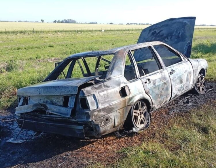 *INCENDIO DE AUTOMOVIL Ruta 50. Inmediaciones a Estación Arenales