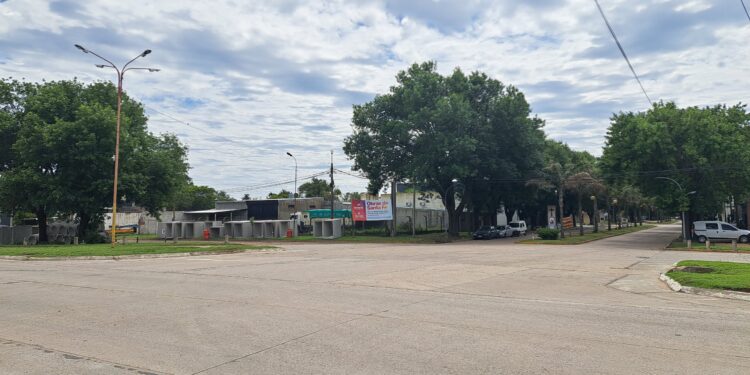 CORTE EN EL ACCESO DE AV. 50 POR OBRA DE DESAGÜE CORTE EN EL ACCESO DE AV. 50 POR OBRA DE DESAGÜE