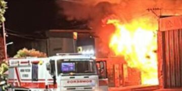 TEODELINA : Incendio estructural en un garage de la calle 25 de Mayo TEODELINA : Incendio estructural en un garage de la calle 25 de Mayo