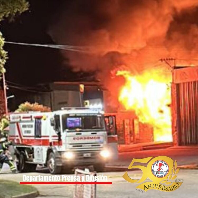 TEODELINA : Incendio estructural en un garage de la calle 25 de Mayo TEODELINA : Incendio estructural en un garage de la calle 25 de Mayo