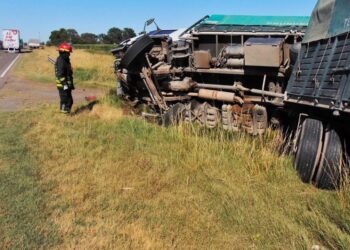 VENADO TUERTO: IMPACTANTE VUELCO DE UN CAMIÓN EN LA RUTA 33