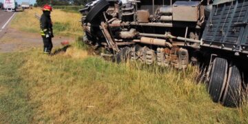 VENADO TUERTO: IMPACTANTE VUELCO DE UN CAMIÓN EN LA RUTA 33 VENADO TUERTO: IMPACTANTE VUELCO DE UN CAMIÓN EN LA RUTA 33