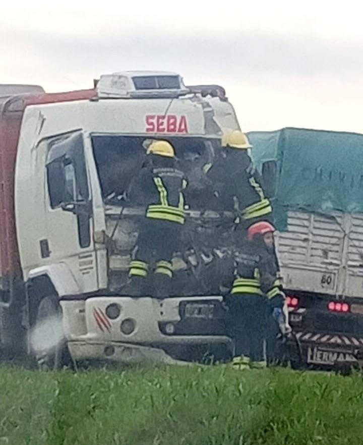 MURPHY: ACCIDENTE ENTRE CAMIONES EN RUTA 33 DEJA UN CHOFER QUEDÓ ATRAPADO