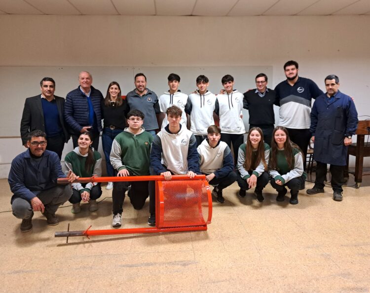 VILLA CAÑAS : ALUMNOS DE LA ESCUELA TÉCNICA FABRICARON CESTOS DE RESIDUOS PARA NUESTROS ESPACIOS PÚBLICOS